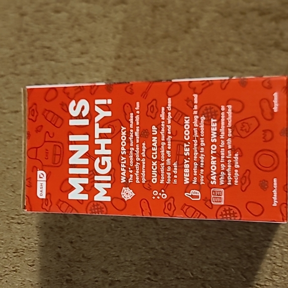 Dash mini waffle maker + free gift with purchase - Picture 3 of 5